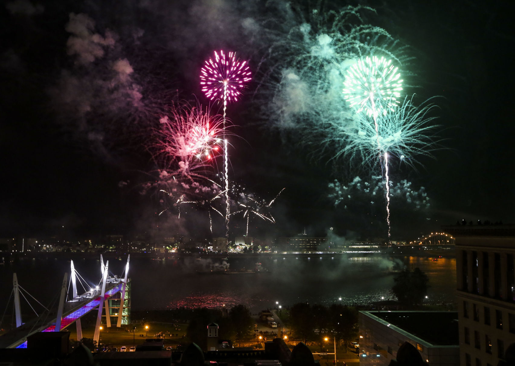 070321-qc-nws-fireworks-06.JPG